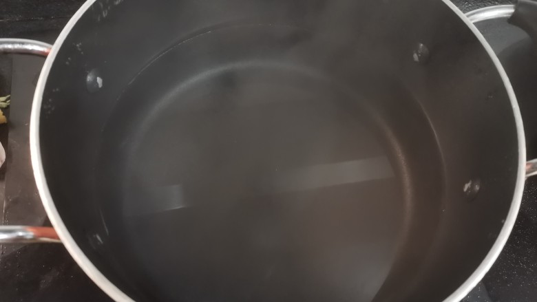 红烧肉丸子,锅中加水，不要烧开哈