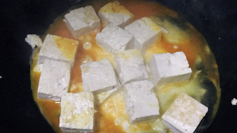 豆腐炒鸡蛋,让蛋液平铺锅底