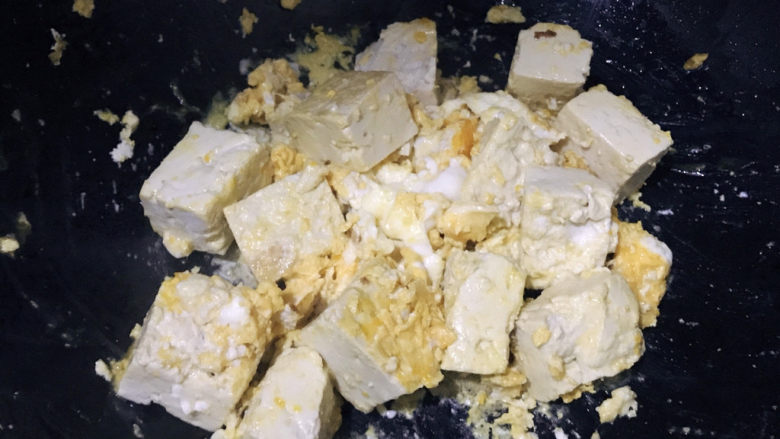 豆腐炒鸡蛋,至蛋液凝固后翻炒