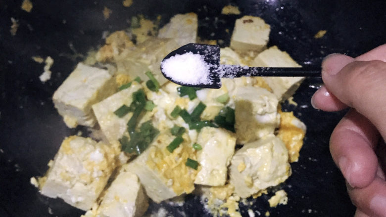 豆腐炒鸡蛋,加一勺盐