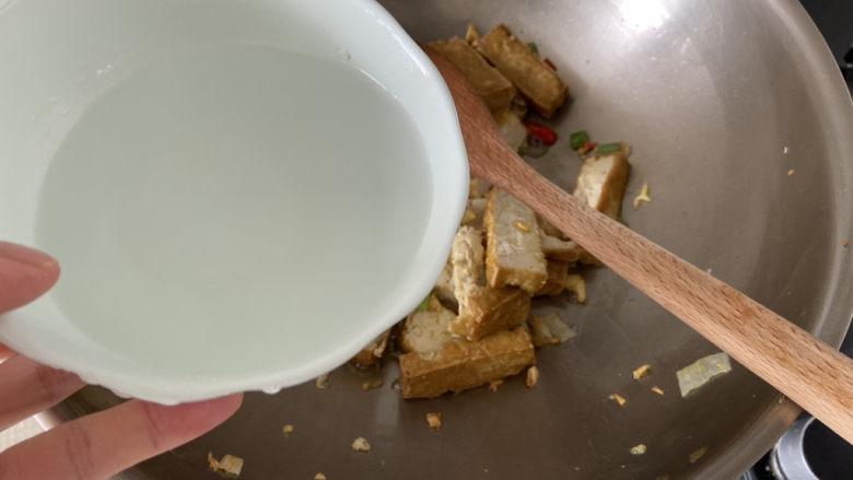 豆腐炒鸡蛋➕蒜苗豆腐炒鸡蛋,加半碗清水