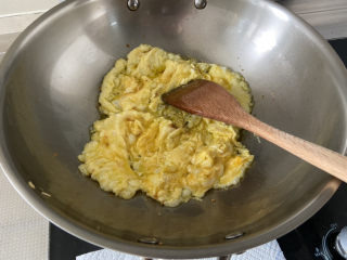 豆腐炒鸡蛋➕蒜苗豆腐炒鸡蛋,蛋液滑炒成型