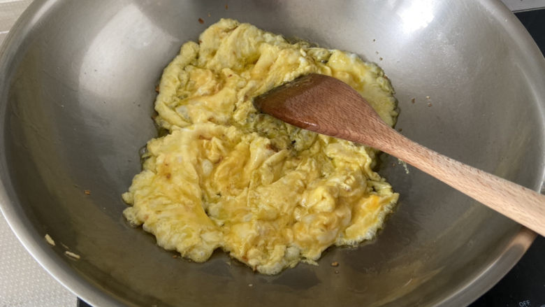 豆腐炒鸡蛋➕蒜苗豆腐炒鸡蛋,蛋液滑炒成型