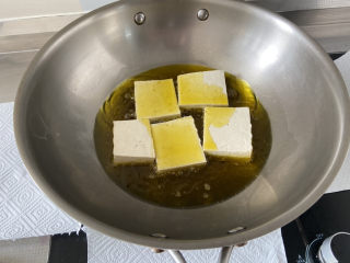 豆腐炒鸡蛋➕蒜苗豆腐炒鸡蛋,锅中加适量食用油，油六成热，下豆腐，中小火慢煎