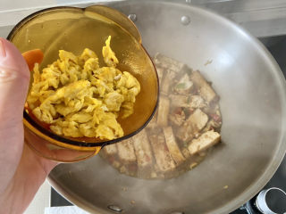 豆腐炒鸡蛋➕蒜苗豆腐炒鸡蛋,加入炒蛋，翻炒均匀微微收汁