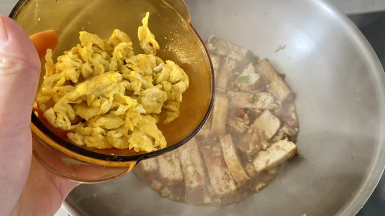 豆腐炒鸡蛋➕蒜苗豆腐炒鸡蛋,加入炒蛋，翻炒均匀微微收汁