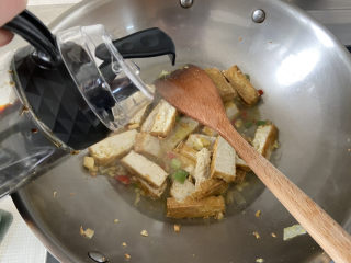 豆腐炒鸡蛋➕蒜苗豆腐炒鸡蛋,调味，一汤匙生抽