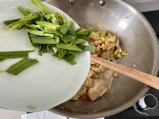 豆腐炒鸡蛋➕蒜苗豆腐炒鸡蛋,出锅前加入蒜叶，翻炒均匀即可出锅
