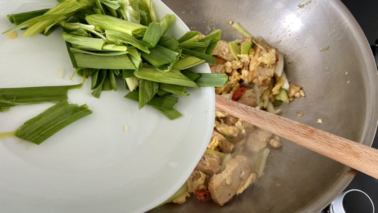 豆腐炒鸡蛋➕蒜苗豆腐炒鸡蛋,出锅前加入蒜叶，翻炒均匀即可出锅