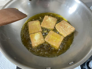 豆腐炒鸡蛋➕蒜苗豆腐炒鸡蛋,一面煎到金黄翻面继续煎