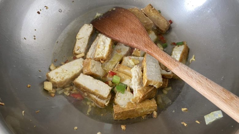 豆腐炒鸡蛋➕蒜苗豆腐炒鸡蛋,煮开