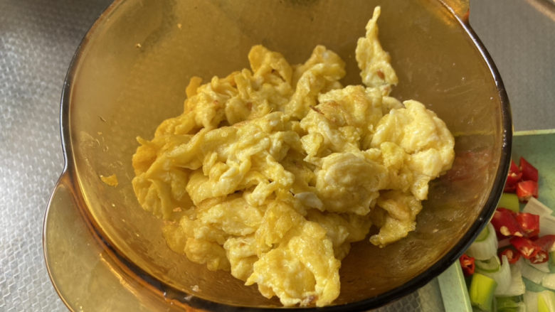 豆腐炒鸡蛋➕蒜苗豆腐炒鸡蛋,沥油盛出备用