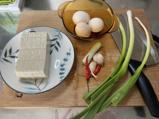 豆腐炒鸡蛋➕蒜苗豆腐炒鸡蛋,食材合照：卤水豆腐一块约350g，虫草蛋三个，蒜苗三四根，葱白一段，小米辣两个，🧄三瓣