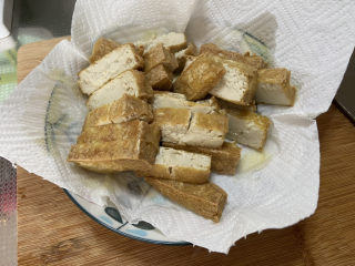 豆腐炒鸡蛋➕蒜苗豆腐炒鸡蛋,豆腐切块，忍不住先吃了一块，外焦里嫩，好吃😋