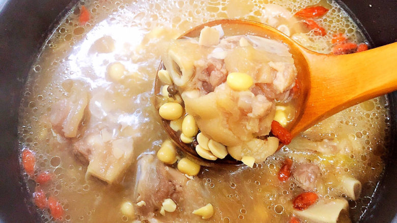 黄豆猪蹄汤,猪蹄汤熬的浓浓的。