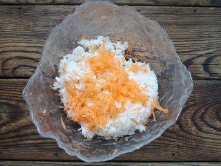 午餐肉饭团,在米饭中擦入适量的胡萝卜丝。