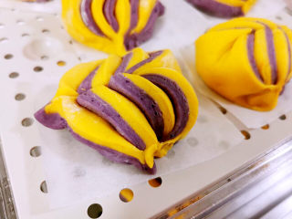 南瓜紫薯馒头,发至一倍大，移入蒸箱中