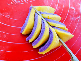 南瓜紫薯馒头,尖头朝上，用竹签在中间，往前推压