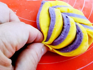 南瓜紫薯馒头,左右两边往下捏紧