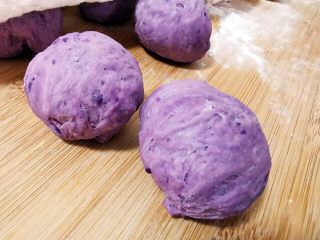 南瓜紫薯馒头,紫薯部分也分成小剂子滾圆