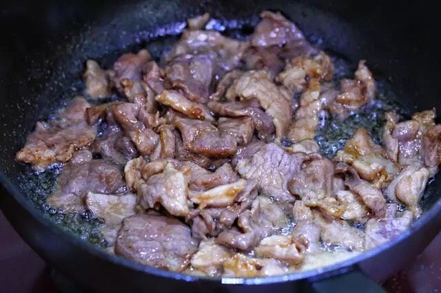 莲藕炒肉片,锅中倒适量食用油烧热，放入腌制好的肉片炒至发白断生状态。