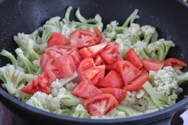 番茄花菜,再放入番茄与花菜混合翻炒均匀，直到西红柿变软出现汤汁。
