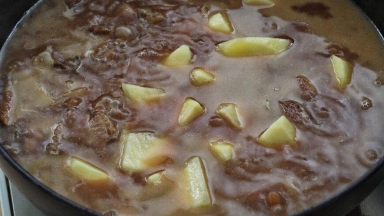 红烧土豆排骨,待排骨炖至约八分熟，放入土豆块继续炖煮二十分钟。