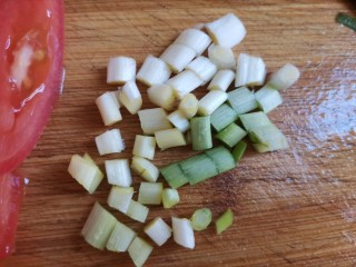 白菜丸子汤,葱白切段