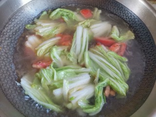 白菜丸子汤,加入适量的水大火煮开