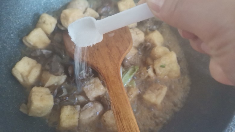 油豆腐炒青椒,加入适量的盐调味
