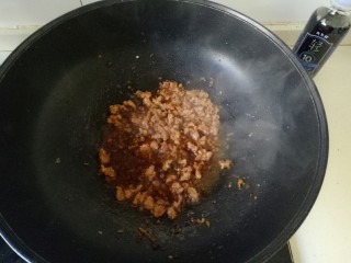 肉末蒸茄子,加入适量清水煮开转中小火熬煮至汤汁变少，加入适量盐调味翻炒均匀即可