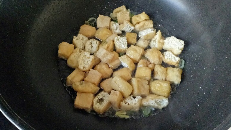油豆腐炒青椒,加入适量清水
