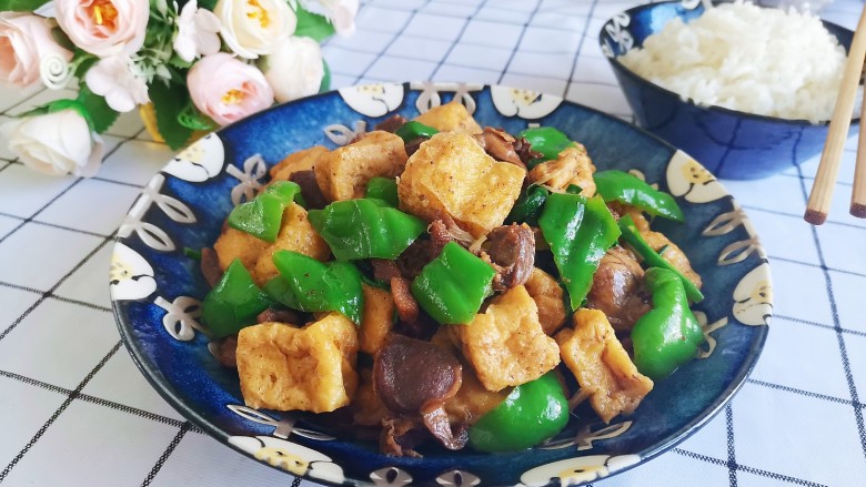 油豆腐炒青椒,美味下饭的油豆腐炒青椒鸡杂就做好了