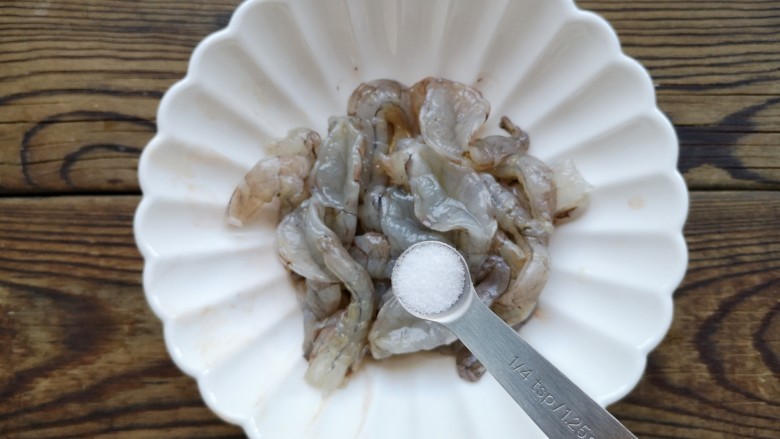 虾仁日本豆腐,加一点盐抓匀腌制10分钟。