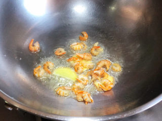 冬瓜海带汤,油热后，姜片与海米一同入锅煸炒至海米去腥味。