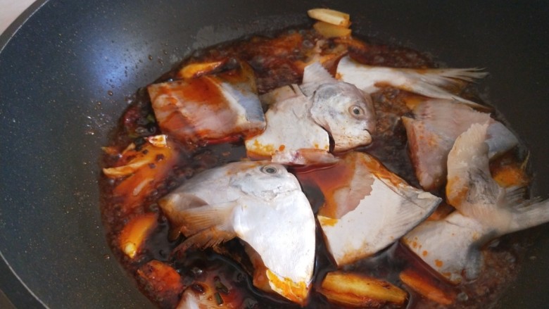 鲅鱼炖豆腐,倒入鱼块。