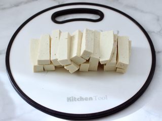日式照烧豆腐,北豆腐用刀切成块。