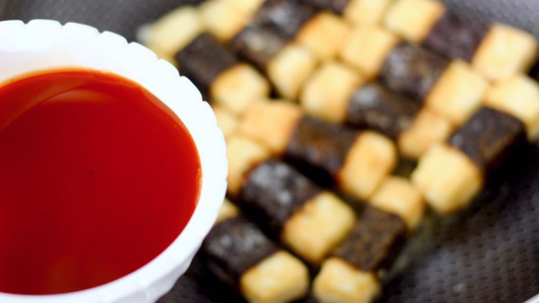 日式照烧豆腐,把照烧汁倒入锅中。