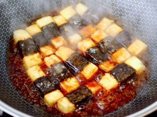 日式照烧豆腐,让豆腐均匀入味上色。