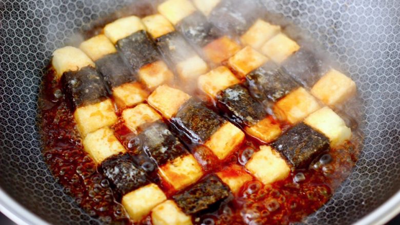 日式照烧豆腐,让豆腐均匀入味上色。