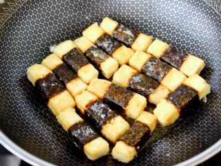 日式照烧豆腐,把豆腐两面煎至金黄色的时候。