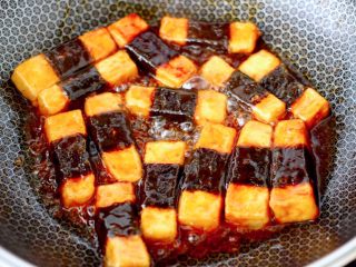 日式照烧豆腐,可以轻轻翻动一下豆腐，让豆腐裹满照烧汁，待酱汁变得浓稠。