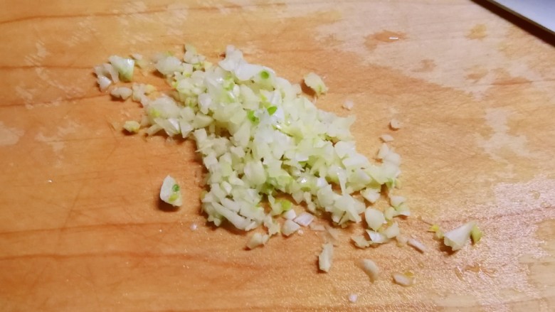 油豆腐炒青椒,蒜切碎。