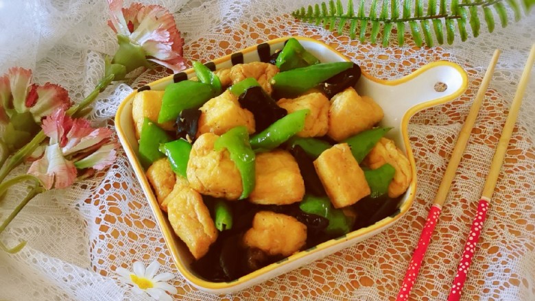 油豆腐炒青椒,装盘食用。