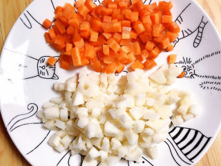 肉末青豆,再准备一些胡萝卜丁和马蒂丁。