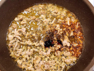 肉末青豆,加入花椒粉、蚝油、生抽。