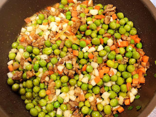 肉末青豆,翻炒均匀，入味后即可出锅了。