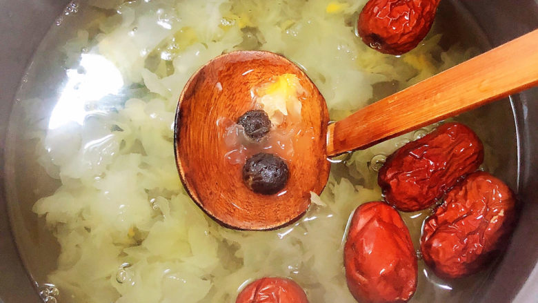 木瓜炖银耳,炖半小时，加入红枣、桂圆，继续炖煮。