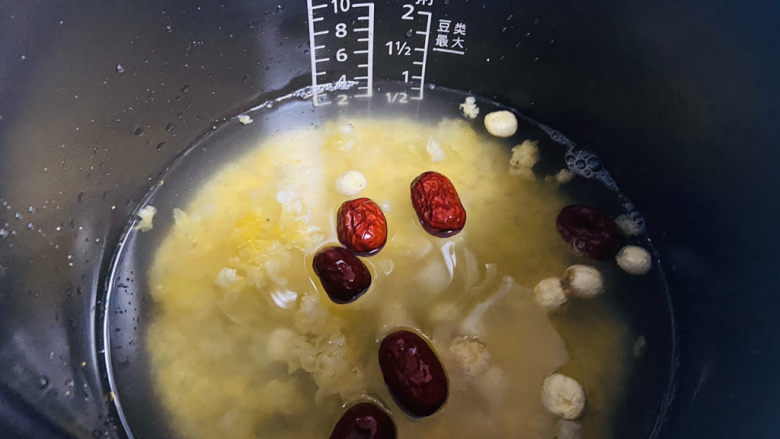 银耳小米粥,加入600ml热水，摁煮粥功能键约40分钟