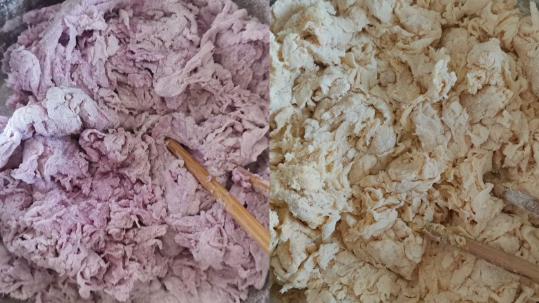 南瓜紫薯馒头,两份面粉分别加入酵母水，边加入水边用筷子搅拌至絮状